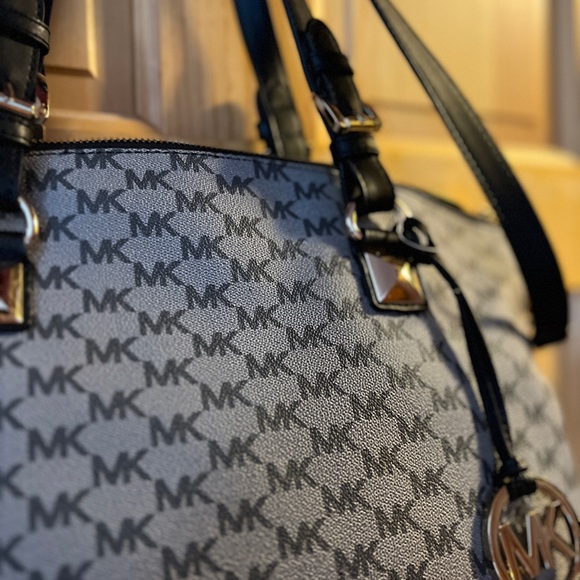Michael kors MK logo monogram tote bag - Picture 4 of 8